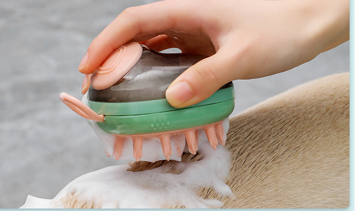 Cepillo para mascotas con depósito de shampoo